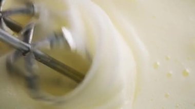 Lezzetli pasta için yumurta karıştırıyorum.