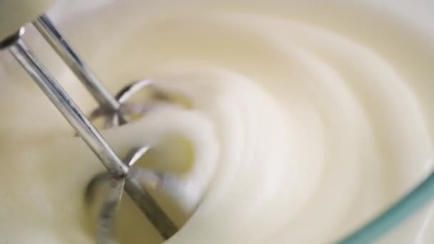 Использование смесителя для приготовления крема — стоковое видео