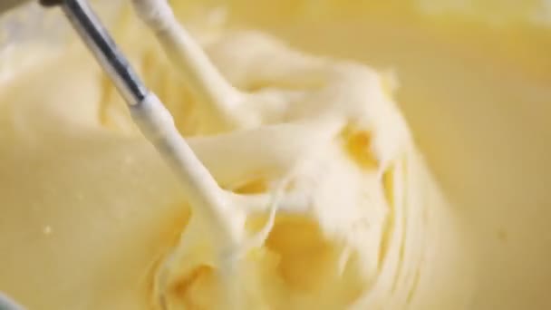 Karıştırıcıyla hamur hazırlanıyor — Stok video