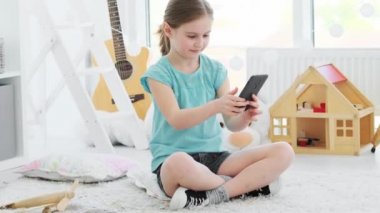 Gülümseyen küçük kız selfie çekiyor.