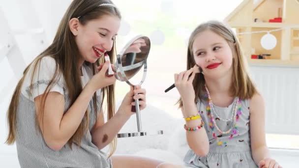 Счастливые девушки играют с косметикой — стоковое видео