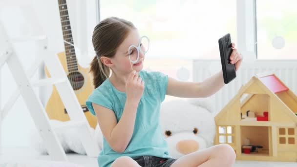 Kleines Mädchen macht Selfie mit Brille — Stockvideo