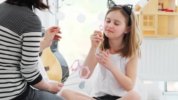 Mother putting glasses on little daughter — Stock Video