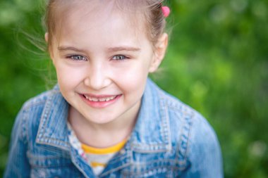 Meadow 'da çimlerin üzerinde küçük bir kız