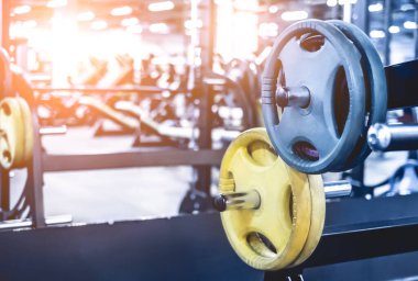 farklı ağırlıkları olan raf