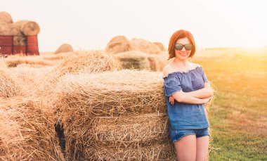 Samanlığın yanındaki genç kadın.