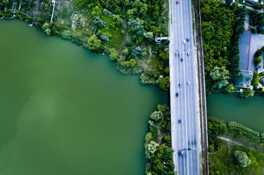 Nehrin üzerinde yolu olan köprü