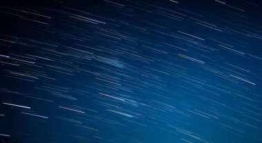 koyu mavi gökyüzünde startrails