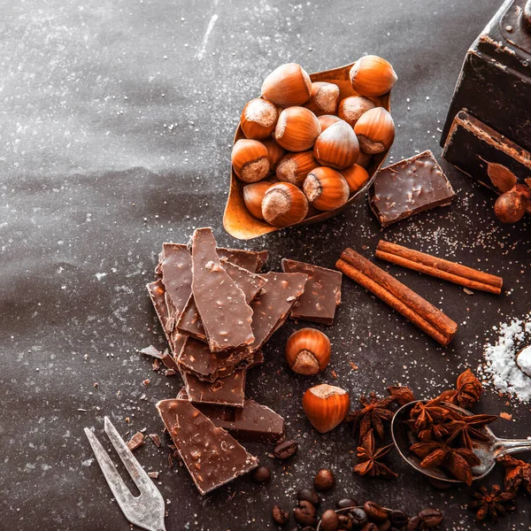 Dolci spezie e cioccolato su un tavolo — Foto Stock