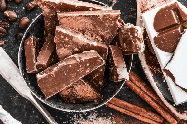 Cioccolato, cacao e spezie in su un tavolo — Foto Stock