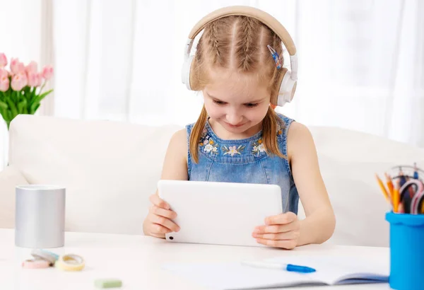 Criança jogando jogos em tablet em casa — Fotografia de Stock