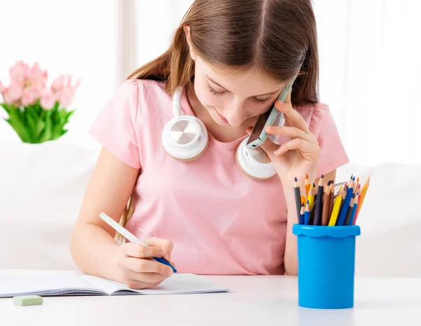 Meisje praat met vrienden aan de telefoon — Stockfoto