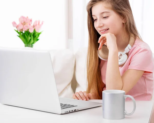 Meisje is met behulp van laptop op uw gemak — Stockfoto