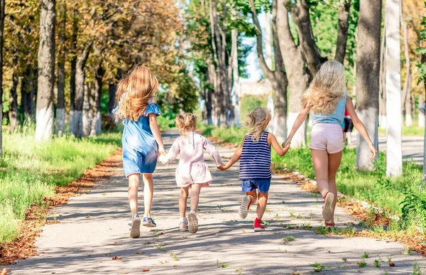 Freundliche Schwestern auf der Flucht — Stockfoto