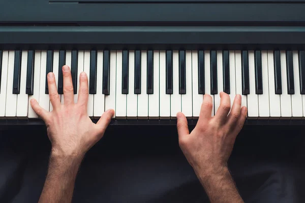 Человек играет на пианино — стоковое фото