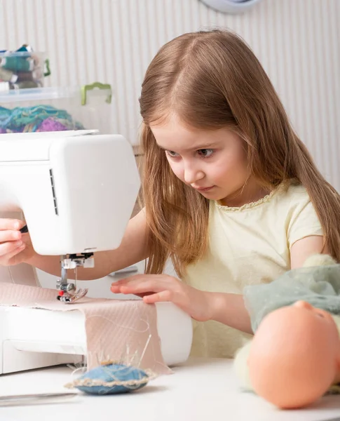 Fille travaillant avec machine à coudre — Photo