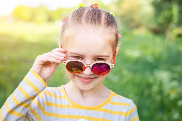 Kleines Mädchen mit schöner Sonnenbrille — Stockfoto