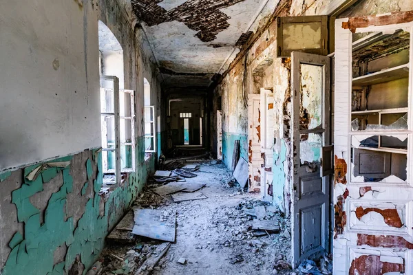 Verlaten ziekenhuis binnen — Stockfoto