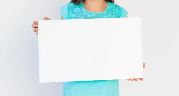 Adolescente chica sosteniendo hoja de papel — Foto de Stock