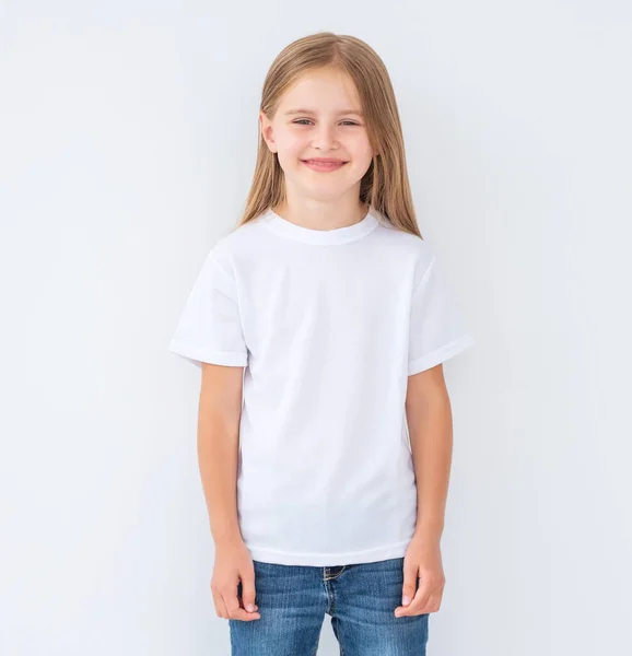 Маленькая девочка в белой пустой футболке, изолированная — стоковое фото
