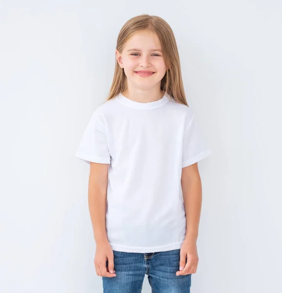 Klein meisje in wit blank t-shirt, geïsoleerd — Stockfoto