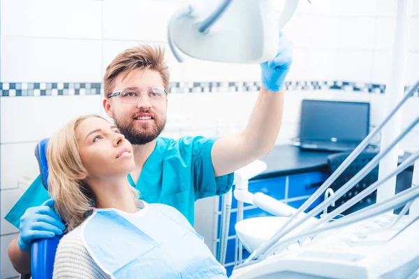 특수 램프를 들고 있는 치과 의사 — 스톡 사진