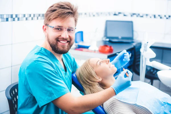 Dentista que trata al paciente — Foto de Stock