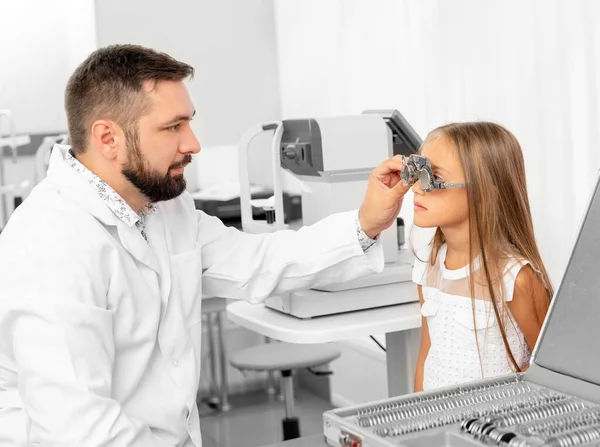 Doctor holding eye equipment — Stock Photo, Image