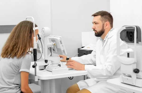 Doctor examines a girl eyesight — Stock Photo, Image