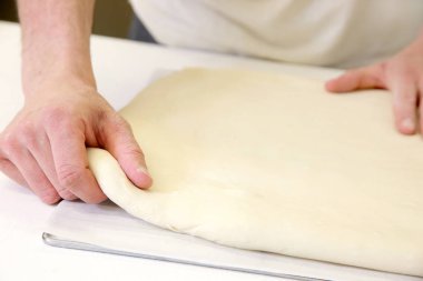 Fırın closeup erkek el hamur yapma