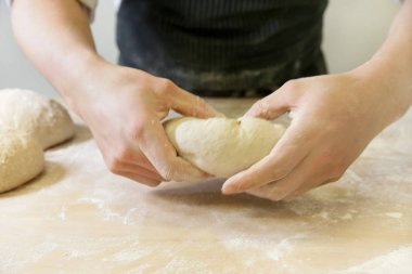 Fırın closeup erkek el hamur yapma