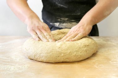 Fırın closeup erkek el hamur yapma