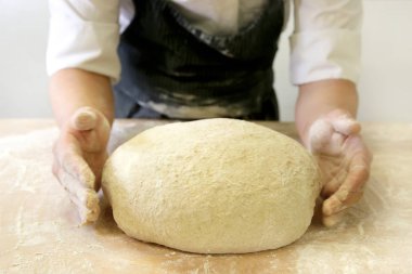 Fırın closeup erkek el hamur yapma