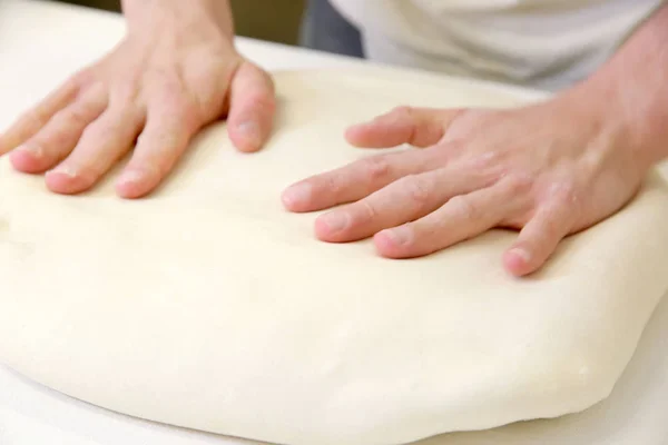 Teigzubereitung Durch Männerhände Bei Bäckerei Nahaufnahme — Stockfoto