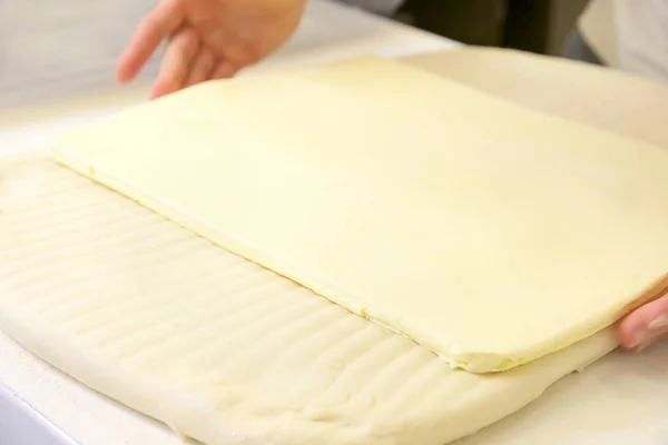 Teigzubereitung Durch Männerhände Bei Bäckerei Nahaufnahme — Stockfoto