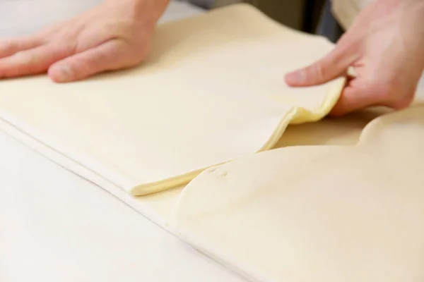 Teigzubereitung Durch Männerhände Bei Bäckerei Nahaufnahme — Stockfoto