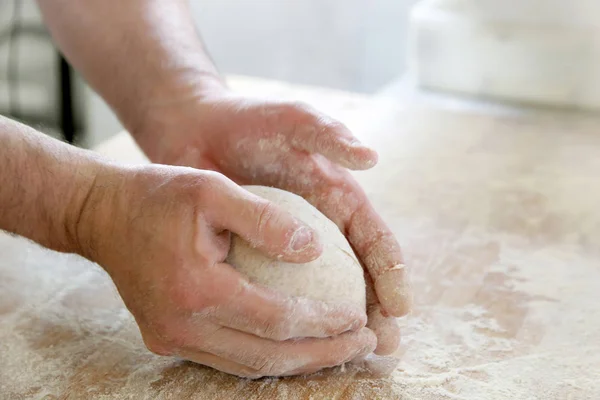 Dokonywanie Ciasta Przez Męskie Dłonie Piekarni Zbliżenie — Zdjęcie stockowe