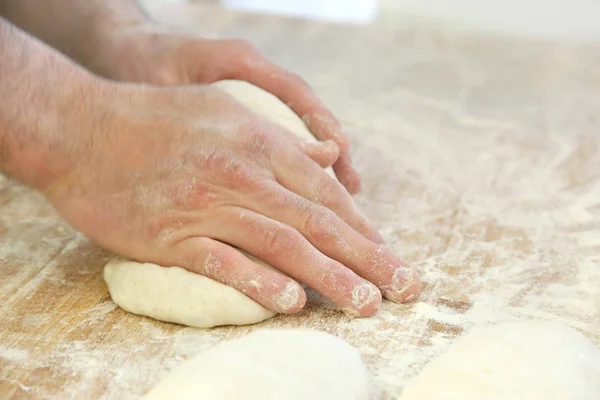 Teigzubereitung Durch Männerhände Bei Bäckerei Nahaufnahme — Stockfoto