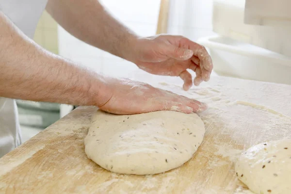 Dokonywanie Ciasta Przez Męskie Dłonie Piekarni Zbliżenie — Zdjęcie stockowe