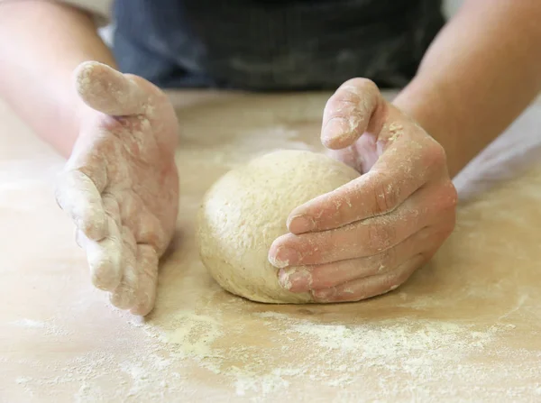 Teigzubereitung Durch Männerhände Bei Bäckerei Nahaufnahme — Stockfoto