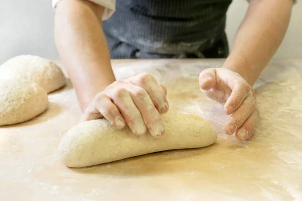 Faire Pâte Par Les Mains Masculines Boulangerie Gros Plan — Photo