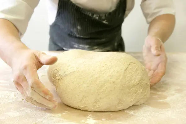 Teigzubereitung Durch Männerhände Bei Bäckerei Nahaufnahme — Stockfoto