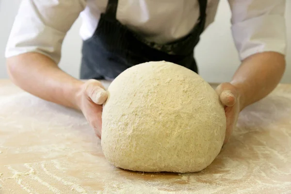 Faire Pâte Par Les Mains Masculines Boulangerie Gros Plan — Photo