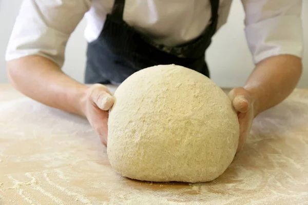 Deeg Maken Door Mannelijke Handen Bij Bakkerij Closeup — Stockfoto