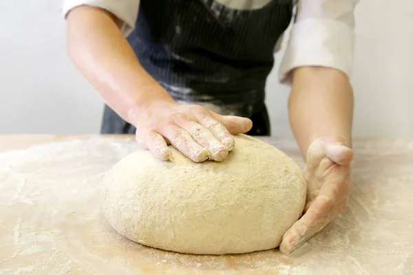 Teigzubereitung Durch Männerhände Bei Bäckerei Nahaufnahme — Stockfoto