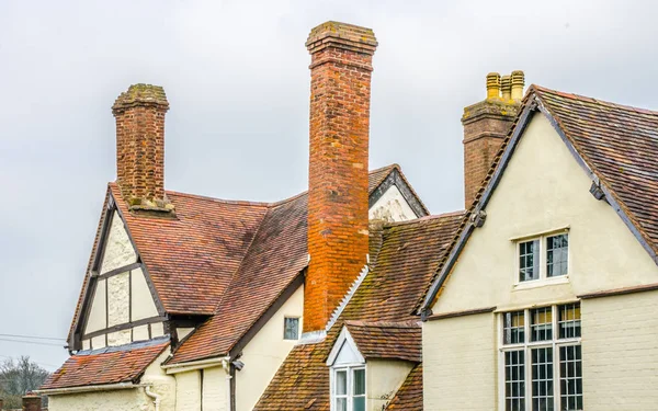 지붕 꼭대기의 오래 된 건물 Staffordshire 영국 — 스톡 사진