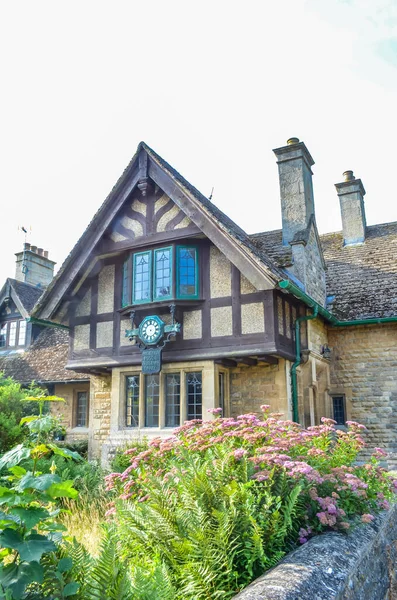 Tudor stijl huis met schoorstenen, Leicestershire Engeland — Stockfoto