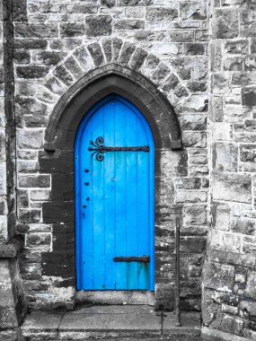 Mavi bir kilise kapısı Penzance Cornwall Doymuş mavi ve gri taş işiyle
