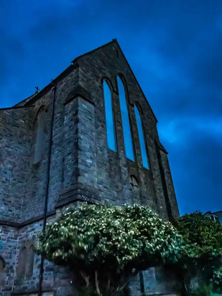 Chiesa gotica al mattino presto con cielo blu lunatico — Foto Stock