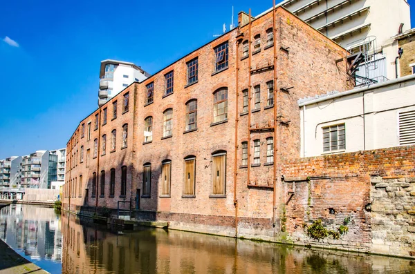 Nottingham centre-ville canal et bâtiment avec ciel bleu et reflets — Photo